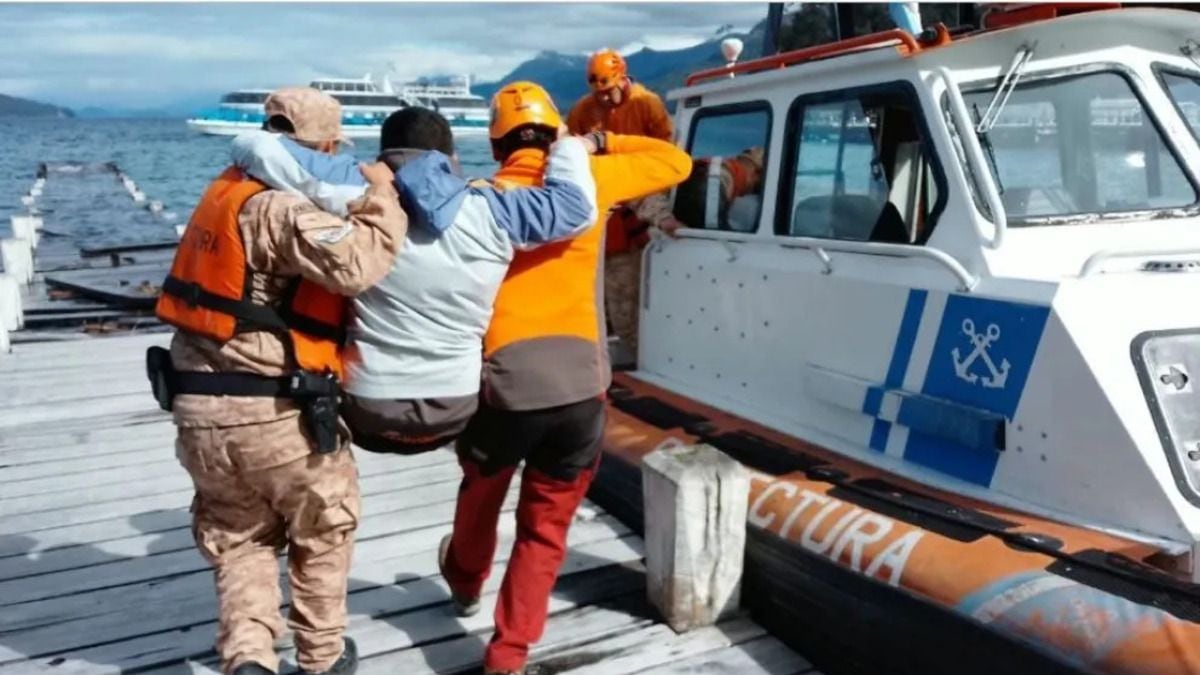 Evacuaron por lago Nahuel Huapi a un turista lesionado en el sendero al Bosque de los Arrayanes