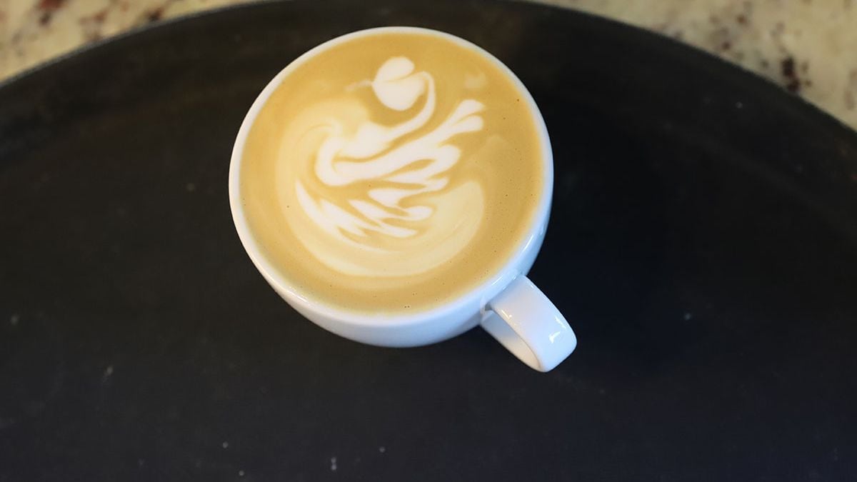 Adicional por leche deslactosada en cafés de la capital neuquina: cuándo el recargo es legal y cuándo no