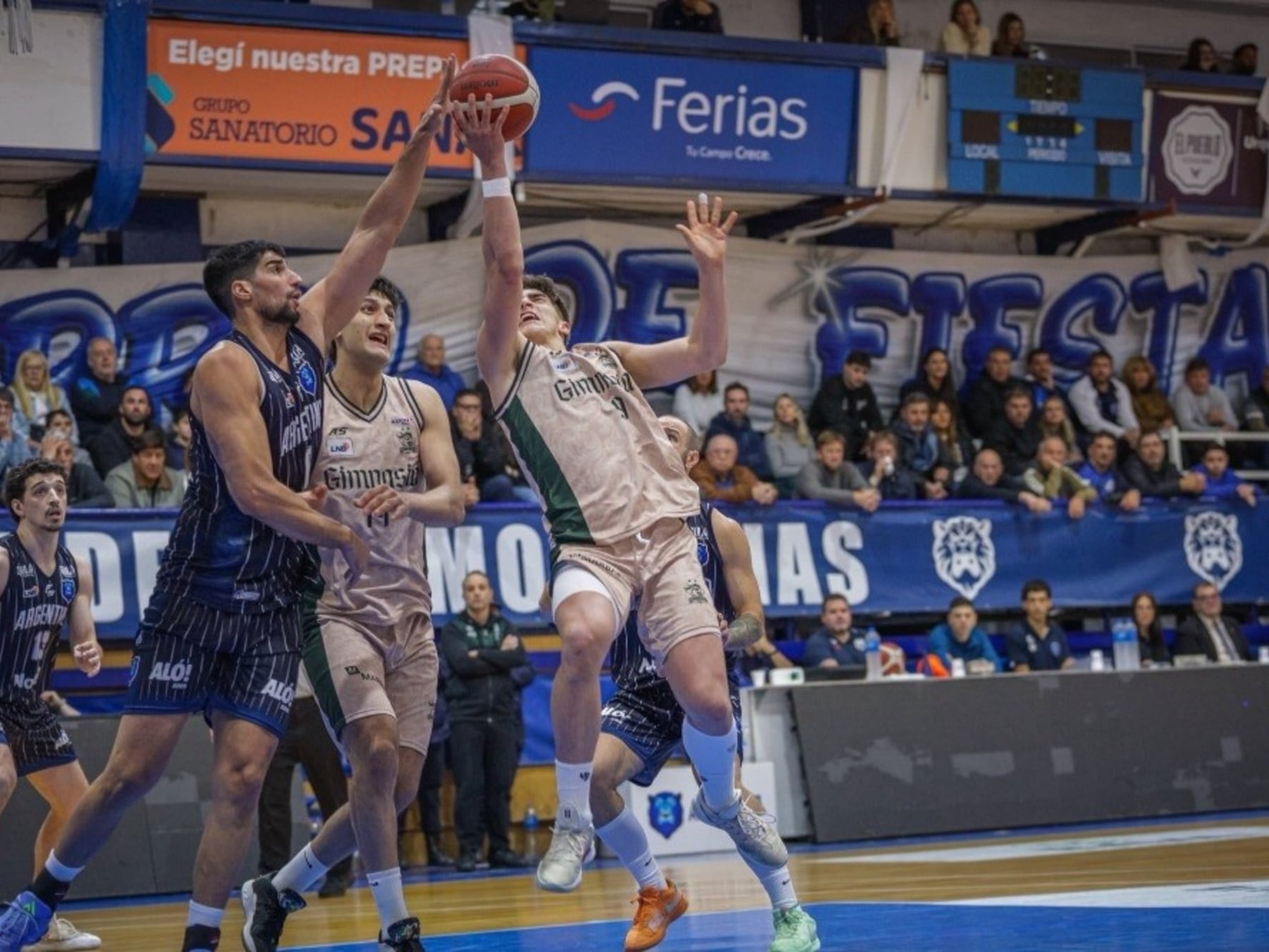 Atenas, Olímpico y el campeón de Comodoro rugieron en una noche de triples y remontadas