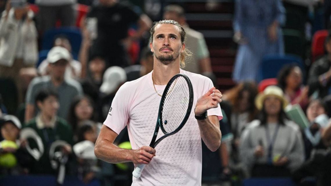 Zverev sobrevivió a un loco en Shanghái y ya piensa en De Miñaur