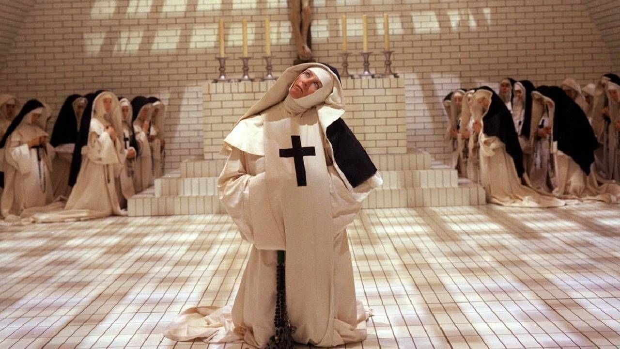 Después de medio siglo de mutilaciones, «Los demonios» por fin se ve entera: el filme maldito de Ken Russell vuelve a las salas con sus 114 minutos definitivos