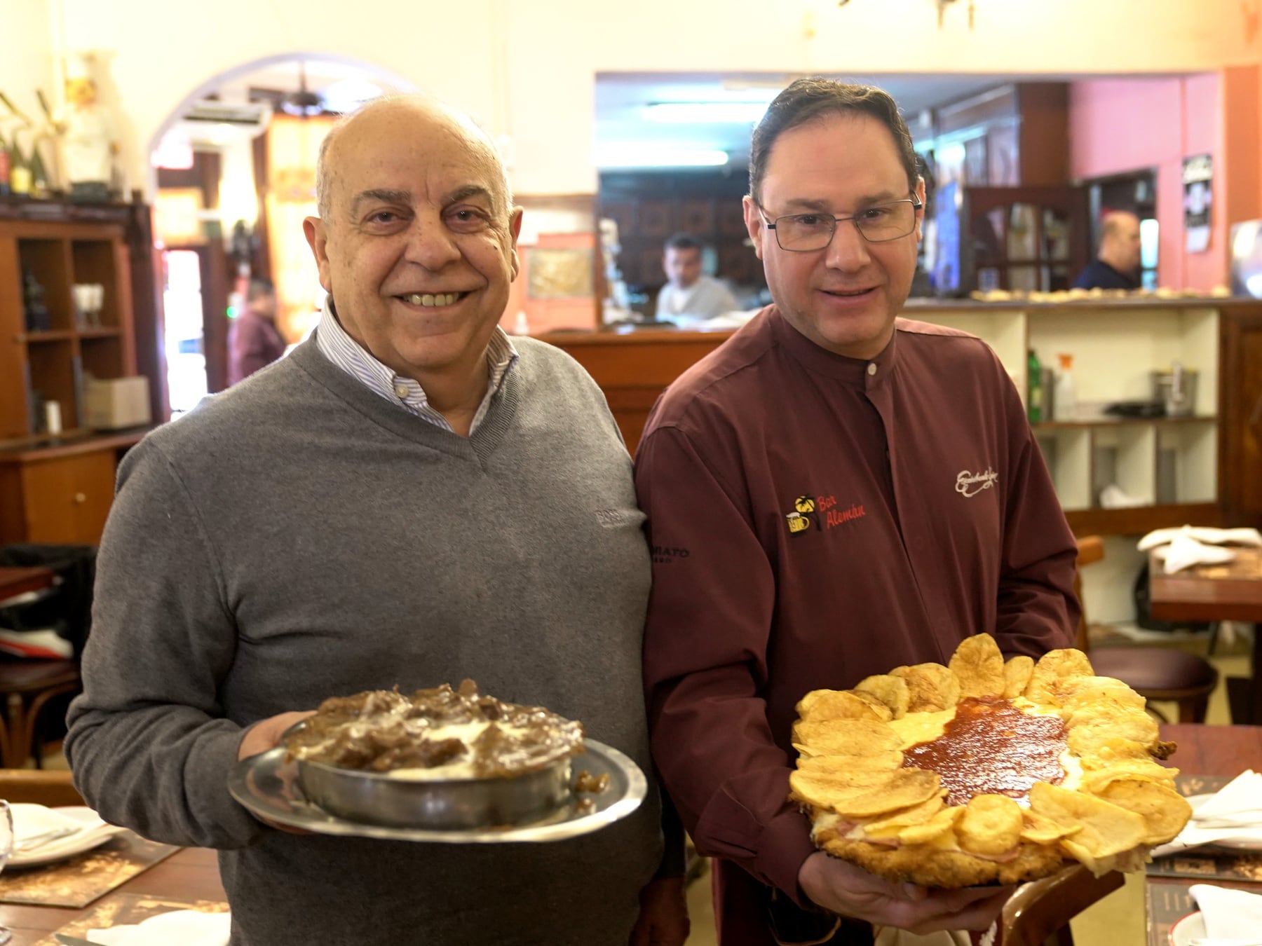 El bodegón de Villa Devoto que nació como cervecería con bochas y hoy es un templo de la milanesa