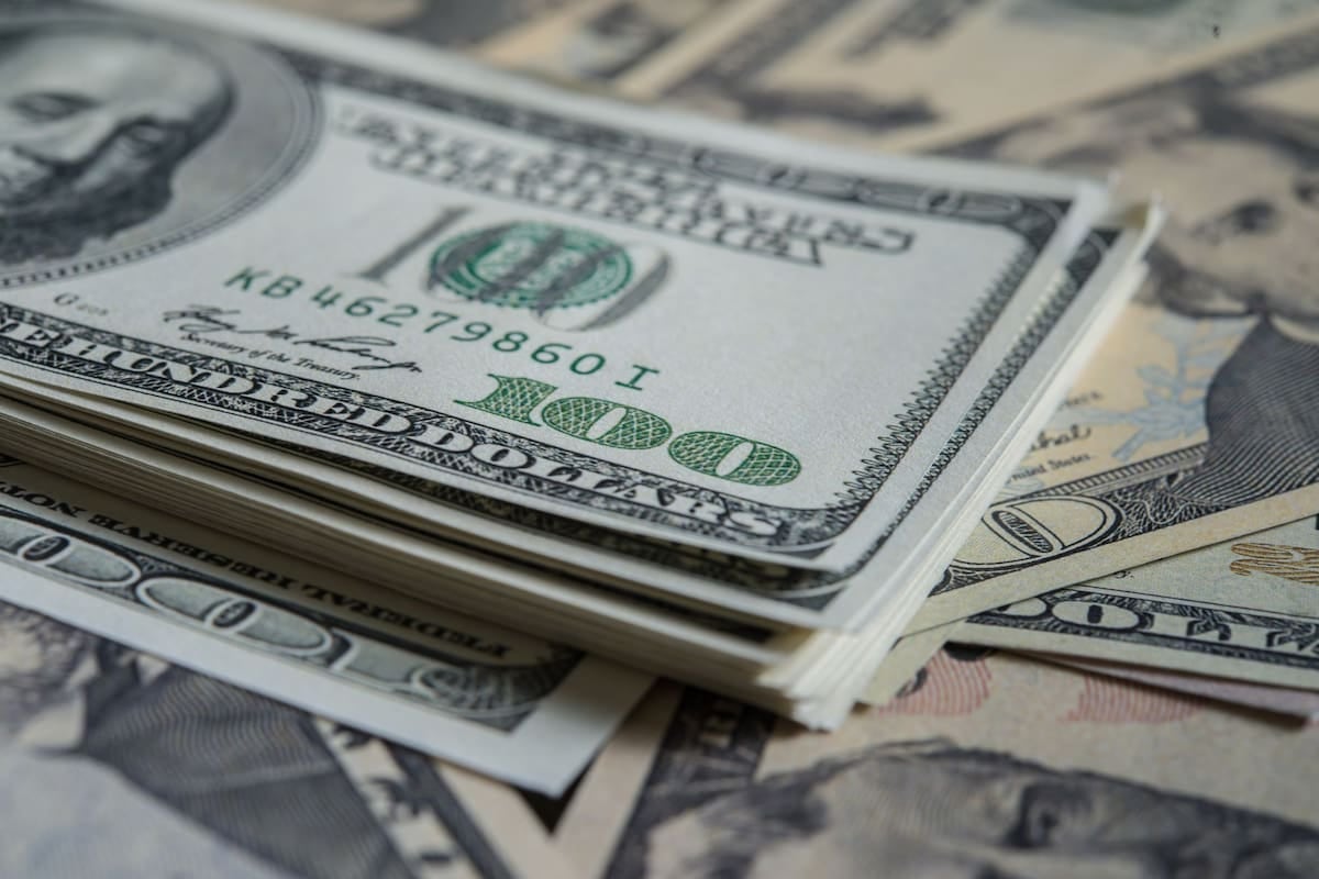 El techo de la banda cambiaria para noviembre se recalcula en torno a los $1.989 y vuelve a quedar lejos del mayorista