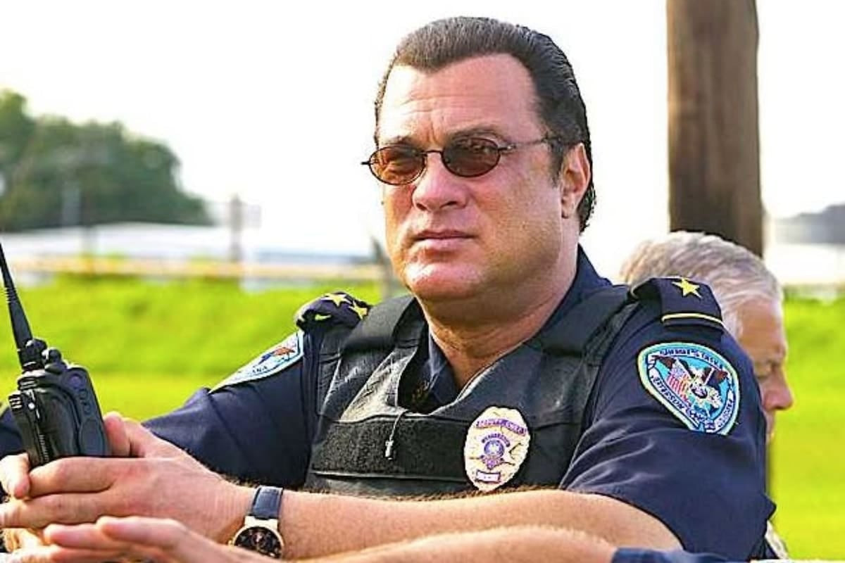 Seagal cambia la cámara por el uniforme y se suma a la frontera en Texas