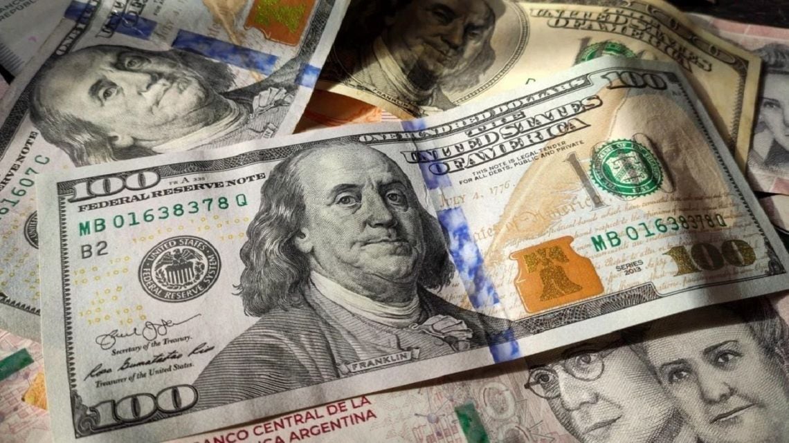 El blue cedió cinco pesos y quedó a $1.545, con el oficial del Nación firme en $1.530