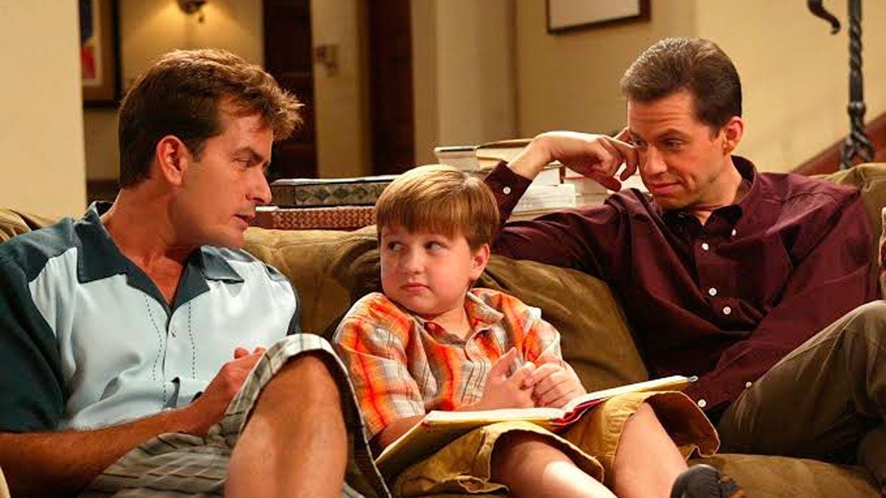 El galán que se escapó: la noche en que Hugh Grant estuvo a punto de reemplazar a Charlie Sheen y dijo que no