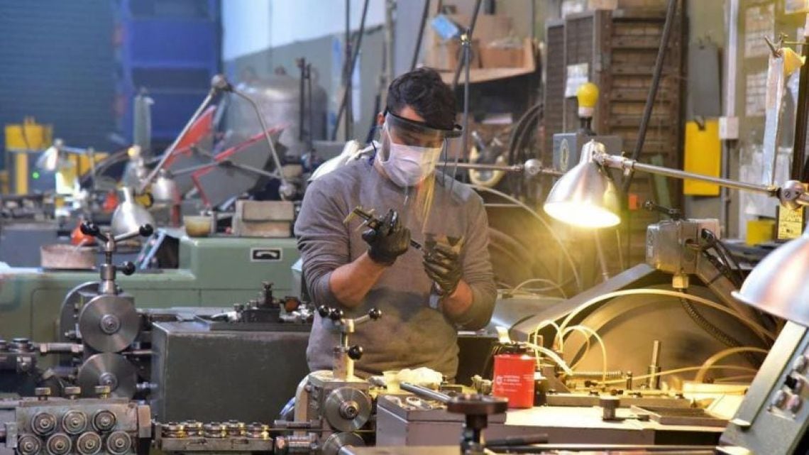 La industria corre con casi la mitad del motor apagado y el empleo formal se resiente