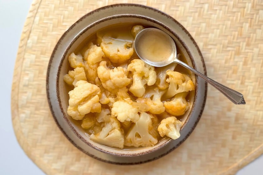 Cuando la coliflor no se rinde: una sopa con tropezones que se banca el invierno con público