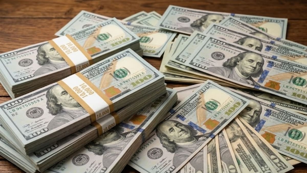 La primera rueda cambiaria de la semana dejó al paralelo a 1.555 pesos y al oficial a 1.535, con una brecha acotada al 1,3 por ciento
