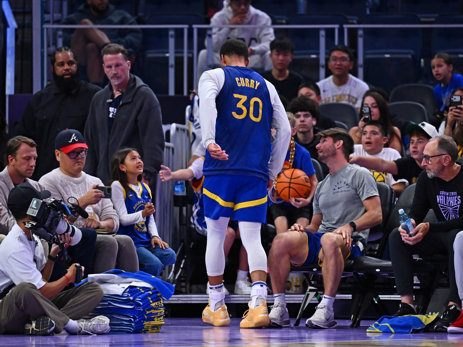 El Golden State de Curry arrancó la pretemporada con plata fresca y un tobillo de cristal