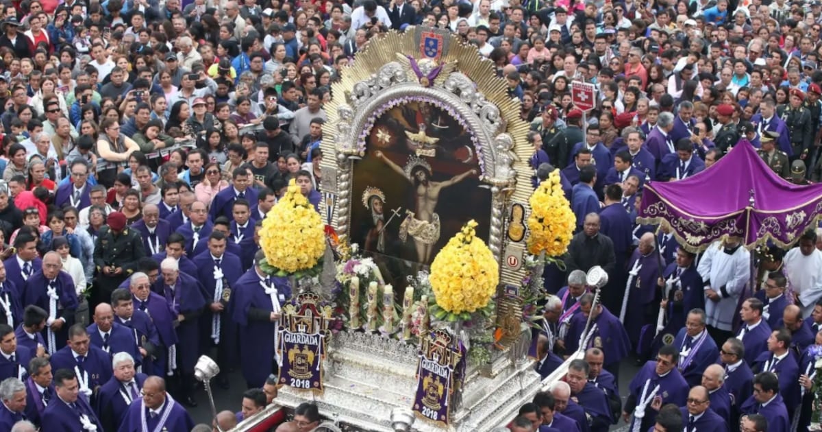 Miles de fieles acompañan al Cristo Moreno en su tercer recorrido por el corazón de la ciudad