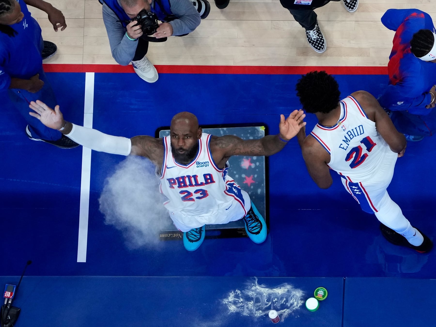 Arranca la NBA y el show se muda a Nueva York: LeBron debuta en los 76ers frente a los Knicks, los reyes de la última corona