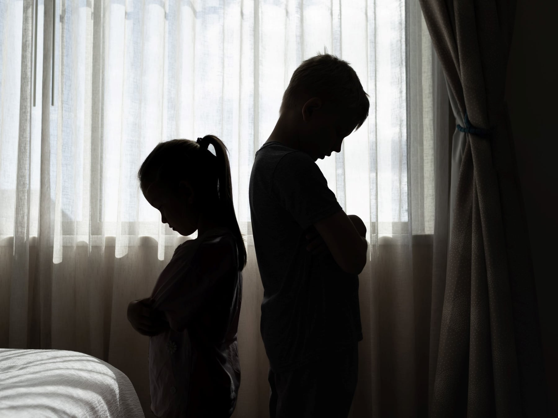 La misma casa, infancias distintas: por qué dos hermanos pueden guardar memorias tan diferentes