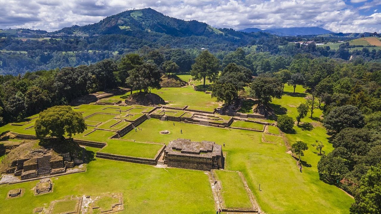 Guatemala, el país chico que lo tiene todo: selvas, volcanes y mar Caribe en una sola valija