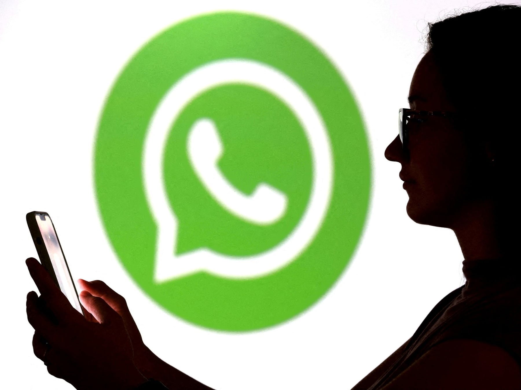 WhatsApp en cuatro pantallas: cómo saber quién más está mirando tu cuenta y cómo echarlo