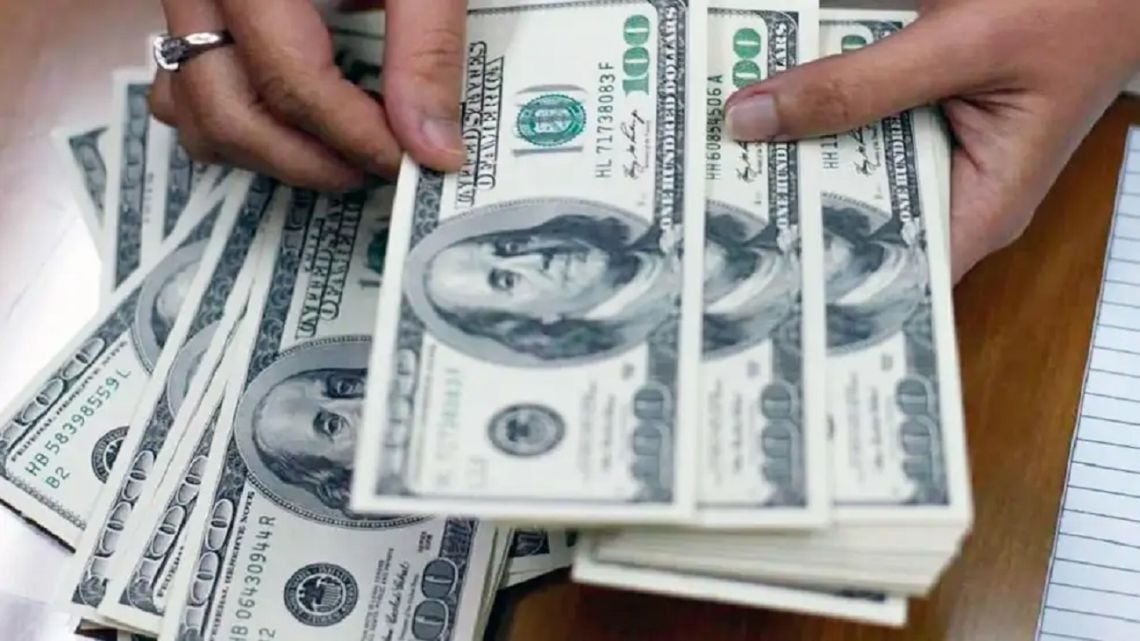 El dólar minorista llegó a $1.550 y comprimió la brecha con el mercado paralelo