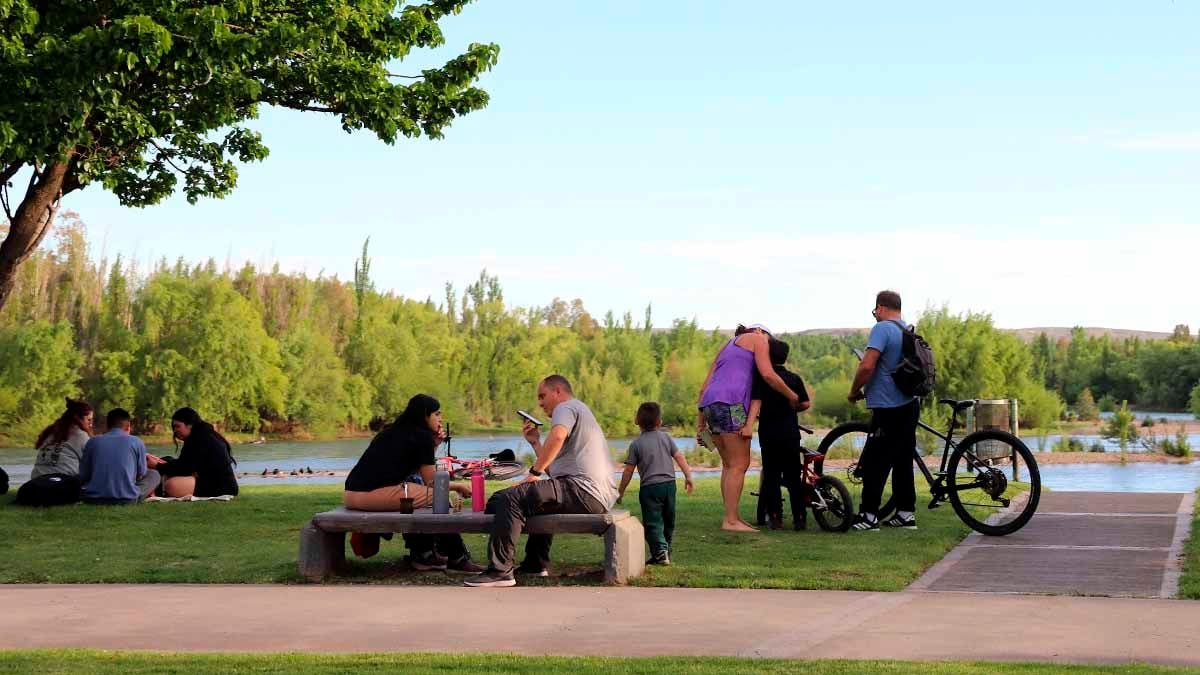Sol y descanso junto al Limay: el Paseo Costero reunió a vecinos de Neuquén